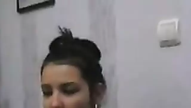 Молодая узбечка показала другу попку