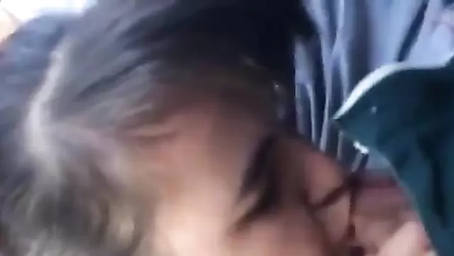 Узбечка нежно сосет головку члена